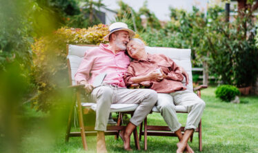 pareja-de-ancianos-sentada-en-el-jardin